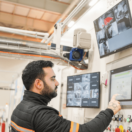 Sağlıklı Yaşam için<br />
<span class="color-sea-blue first">Sınırları Aşıyoruz</span>